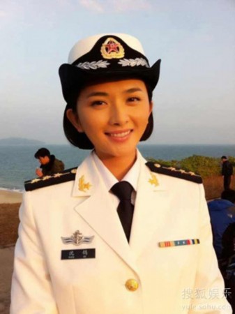 李依玲饰海军军官"沈鸽"
