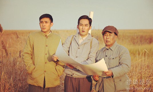 贾一平倾力出演的大型电视连续剧《北上海1950》正在上海热拍