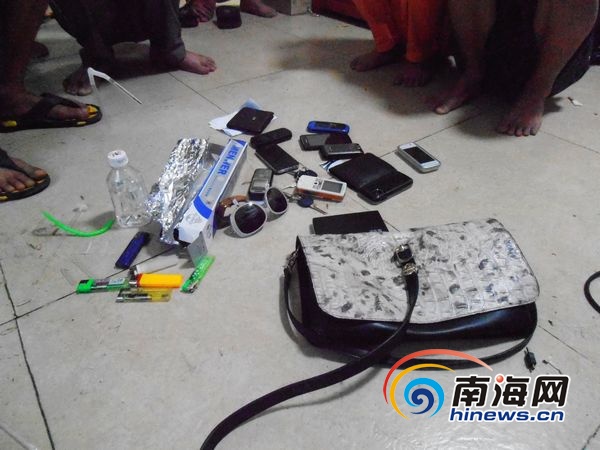 三亚:9名瘾君子落网 现场搜出毒品和吸毒工具