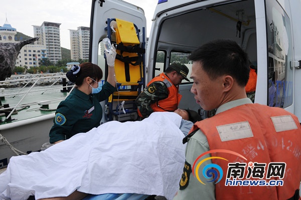 受伤渔民陈某被转移到120救护车上(三亚海警二支队供图)