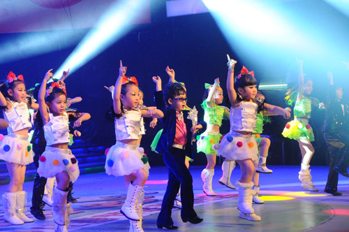 精彩的节目表演; 雪兆丰年》酣畅开场 (457x300); 2013年少儿春晚