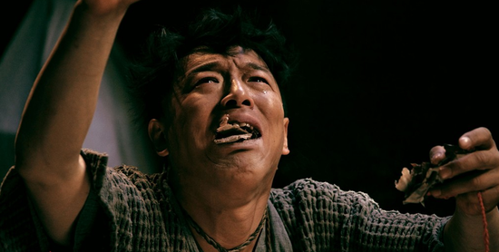 坐在记者对面,黄渤使劲地揉了揉脸,在谈话开始前还点了一支烟;他太