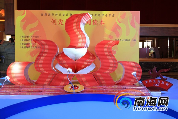 探营书博会:精品展区书籍摆放造型别致