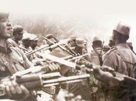 资料图:1962年中印冲突前双方士兵在边境以刺刀对峙