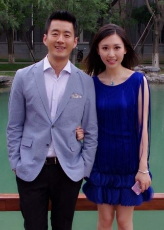 央视新主播王音棋和王峰亮相毕业秀 被赞金童玉女(1)