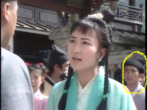 后来在小青扒了张玉堂的银子那集,他又偷偷的跟来了