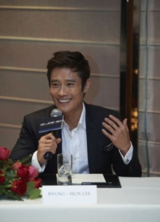 韩国男演员李秉宪于12月12日出席影片《特种部队2:复仇》在香港君悦