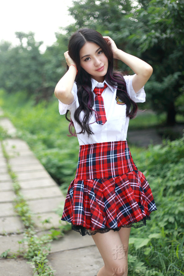 北电美女吕艺瓷学生制服写真 清纯可爱美腿诱人