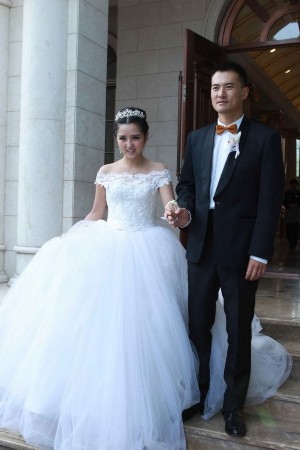何洁幸福大婚 李宇春张靓颖不回短信拒参加