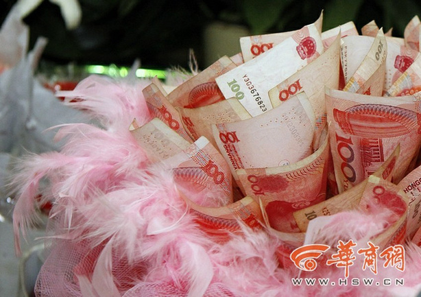 西安一花店扎钞票鲜花:50张一百扎成花[组图]