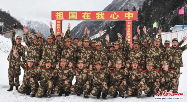 参加西藏墨脱公路嘎隆拉山隧道施工的武警交通部队二支队官兵.