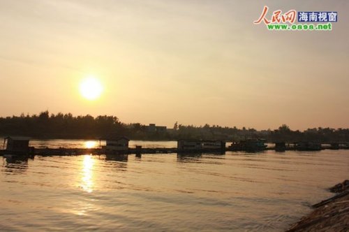 高清：琼海潭门湾夕阳泊船 展南海渔港风情