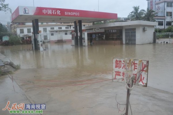 万宁史上最强降雨致多地被大水围困(组图)