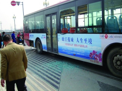 公交车开门利用什么原理_开门卡通图片(2)