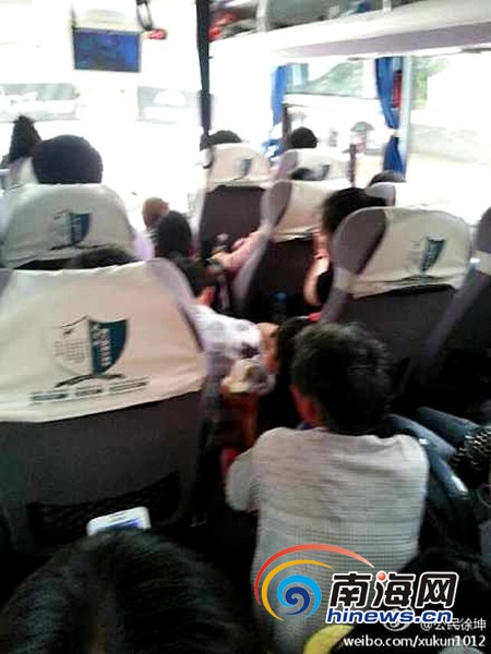 网友反映超载的大巴车客车,过道坐满了人(网友供图)