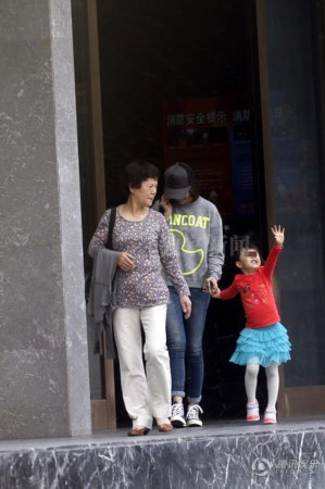夏雨袁泉女儿夏哈哈露面 和老爸老妈玩耍眉开眼笑