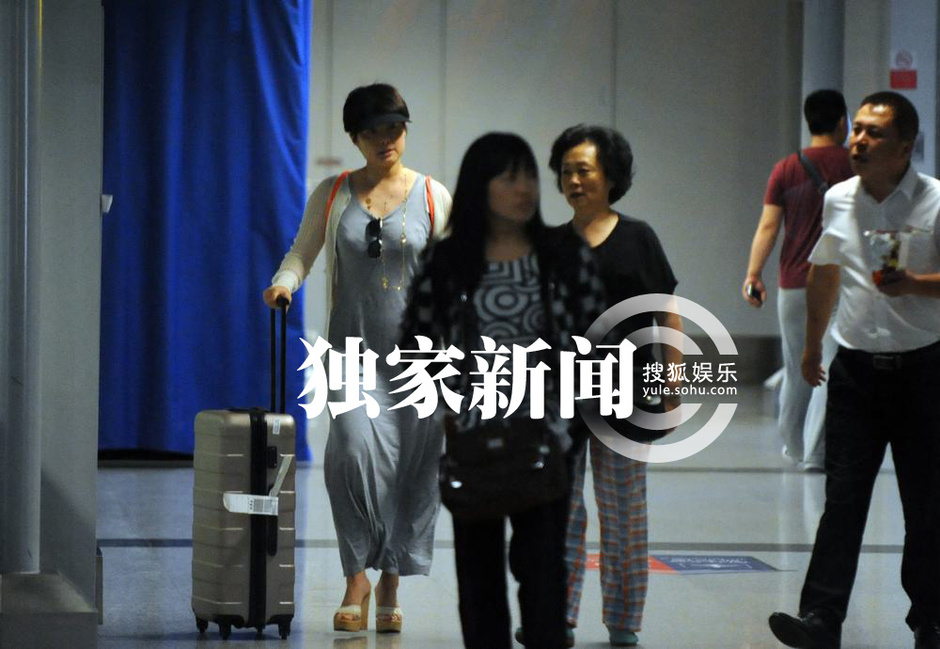 组图:袁莉独自回京父母接机 裹长裙难掩丰腴身材
