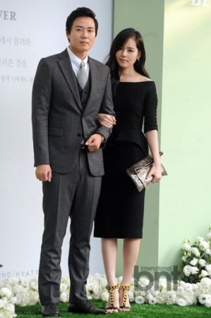 准妈妈韩佳人专注胎教 与老公甜蜜如新婚