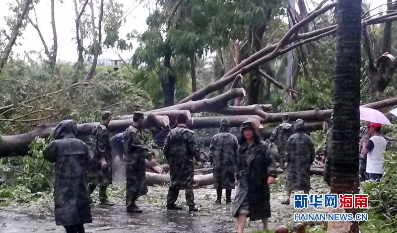 建国最强台风登岛海口成重灾区 官兵清障救援