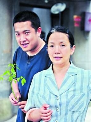 吕丽萍儿子大婚生父张丰毅缺席 继父挑大梁