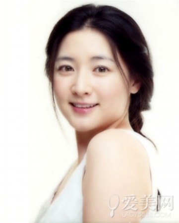 温婉优雅的好气质和极具亲和力的笑容令许多人喜爱.