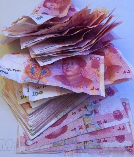 据网友爆料,浙江温州一家公司的老板日前在年会上拿出了80万现金