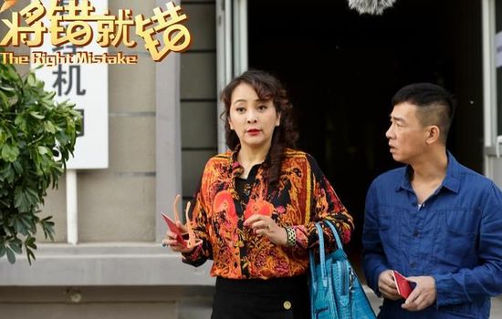《将错就错》今日曝光了新一轮的剧照,本轮剧照除了延续该片一贯的