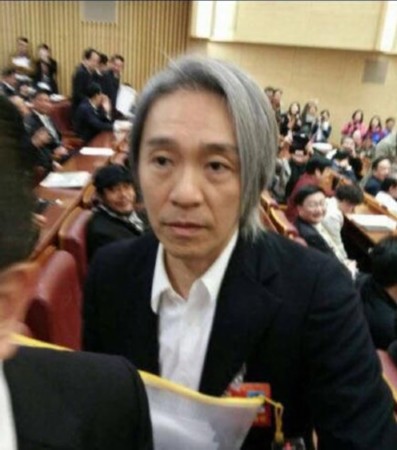 周星驰近照头发花白皱纹明显 网友大喊心疼心酸