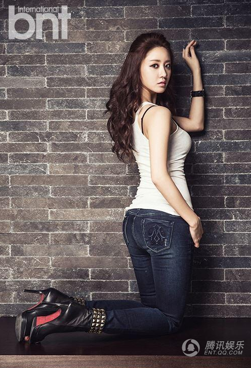 韩国媒体曝光歌手韩可露最新写真,健身房照片凸显性感美女的完美身材