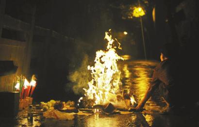 路途遥远难回乡 "新移民"朝老家方向磕头烧纸