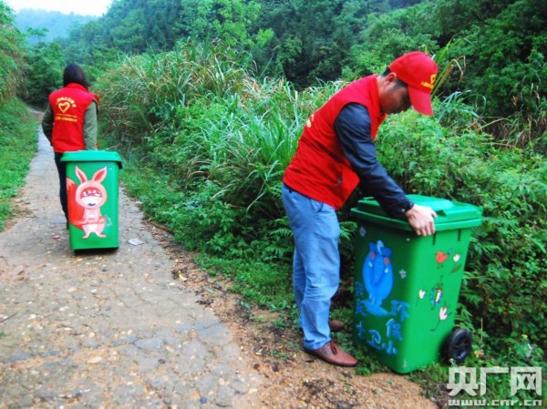 江西峡江:志愿者垃圾桶上作画 号召爱护地球家