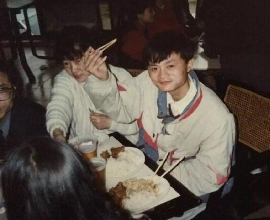 马云晒20年旧照 自信称自己玉树临风
