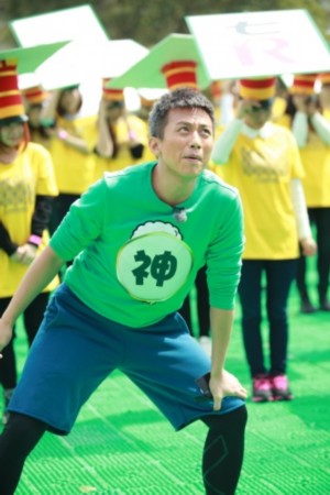 邓超《跑男》双重挑战 不顾花脸与粉丝合影