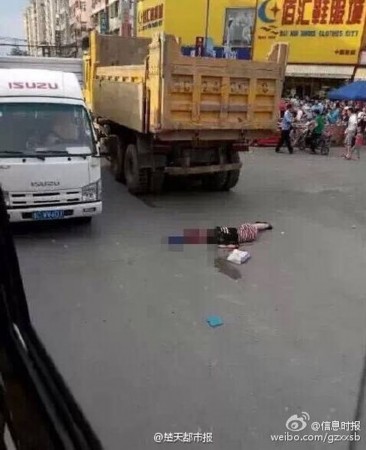 广东:女生走路打手机遭货车碾爆头