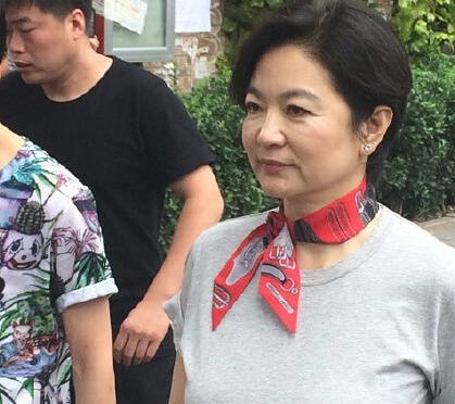 网曝林青霞谢娜等"街拍"照 众女神显疲态