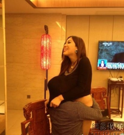 车模莫露露喂奶(资拖图)
