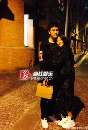 谭维维生日与男友高调秀恩爱 街头素颜相拥