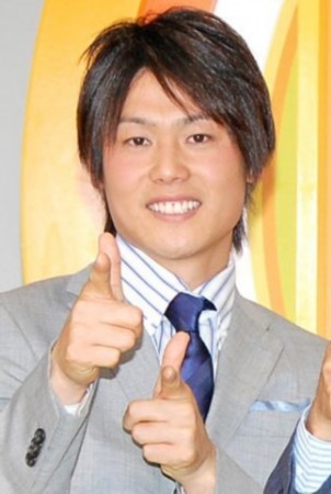 跑马谢罪! 日本国民体育男主播被包养引起公愤