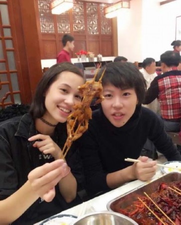 窦靖童与水原希子聚餐 吃小龙虾牛蛙心情大好