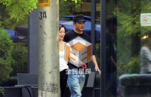 罗晋与经纪人并肩而行