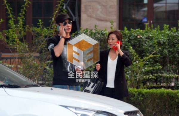 罗晋与经纪人乘车离去
