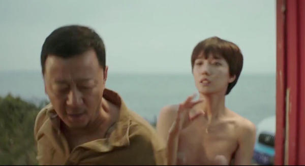 王珞丹裸上身与郭涛相对 不慎穿帮露乳贴