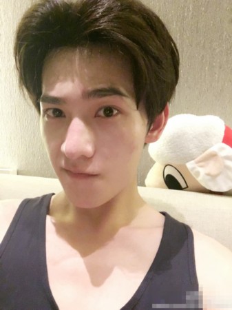 杨洋自拍照