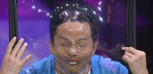 要不要这么拼!邓超脸撕保鲜膜自晒丑照调侃