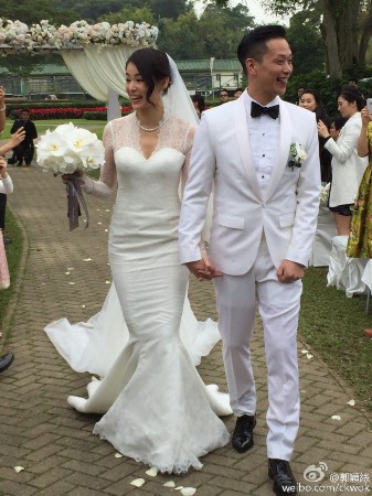 胡杏儿与丈夫甜蜜亲吻 白色婚纱似公主
