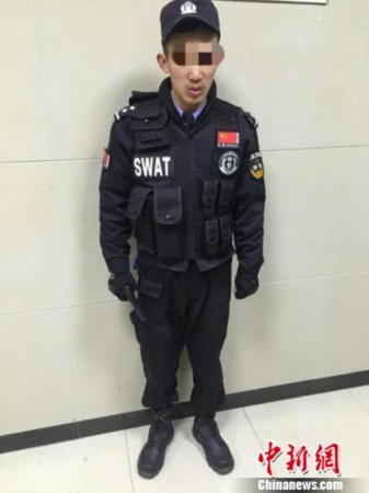 小伙为阻止父亲嫖娼 网淘特警服街头"执勤"