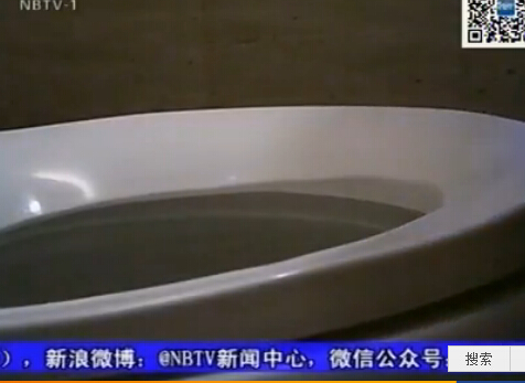 男子合租房浴室厕所内安装摄像头偷拍拍进自己 微型摄像头意外掉落