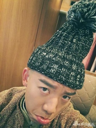 郑恺晒搞怪自拍 挤眉弄眼扮可怜逗乐网友