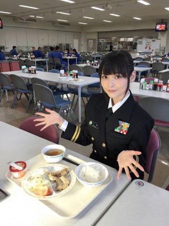 日本美女声优进自卫队基地体验生活