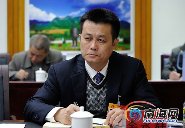 1月28日,省人大代表,乐东黎族自治县委副书记,县长李永群在接受记者
